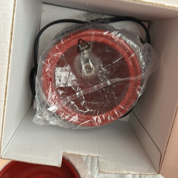 Scentsy Warmer Prancer Full Size Red Wax Warmer With wax melt EUC in box no bulb - Picture 16 of 17